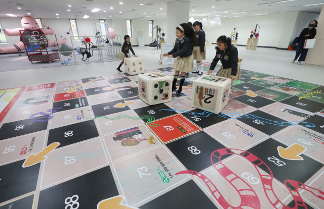 ‘상상여행, 다시 만난 세계’ 중 주사위 놀이. 멸종위기 동물에 대해 생각하는 시간을 제공한다. 이재찬 기자 chan@