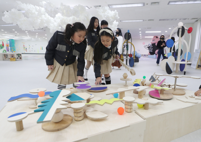 ‘상상여행, 다시 만난 세계’ 중 오유경 작가의 작품을 학생들이 만져보고 있다. 이재찬 기자 chan@
