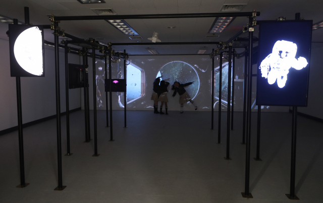 조형섭 작가의 '미디어 우주여행'. 이재찬 기자 chan@