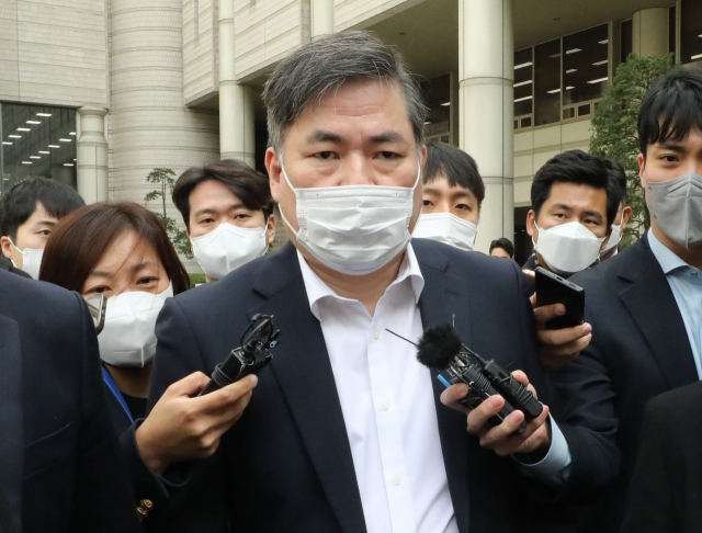 유동규 전 성남도시개발공사 기획본부장이 지난 21일 서초동 서울중앙지법에서 열린 ‘대장동 개발 비리’ 관련 1심 속행 공판을 마치고 법원을 나서고 있다. 연합뉴스