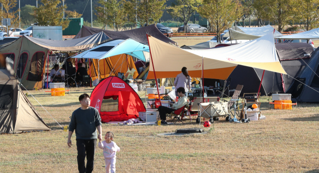 2022 양산캠핑페스티벌이 22일 양산 물금읍 증산리 황산공원 캠핑장에서 1000여 명의 캠퍼와 가족, 시민들이 참가한 가운데 열렸다. 캠핑 페스티벌은 부산일보사가 주최하고 양산시와 시설관리공단 등이 후원한다. 강선배 기자 ksun@