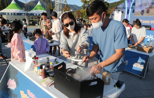 22일 양산시 낙동강 변 황산공원 캠핑장에서 열린 2022 양산캠핑페스티벌에 참가한 가족들이 캠세프 요리대회에서 실력을 뽐내고 있다. 강선배 기자 ksun@
