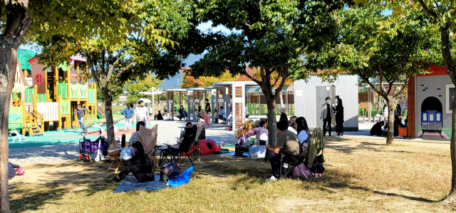 페스티벌 참가자들이 나무 그늘에 모여 이야기를 나누며 즐거운 시간을 보내고 있다. 김태권 기자