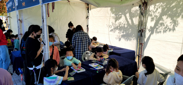 페스티벌 참가자들이 주최 측이 마련한 체험 프로그램에서 즐거운 시간을 보내고 있다. 김태권 기자