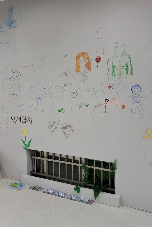 허수빈 작가는 가상의 집을 만들었다. 한쪽 벽에 아이들이 직접 낙서를 남길 수 있게 했다. 오금아 기자
