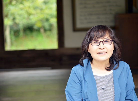 제8회 김민부문학상을 수상하는 배옥주 시인. 김민부문학제 운영위 제공