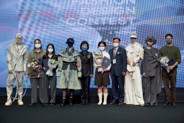 부산패션섬유산업사업협동조합(이사장 서순남)은 지난 20~22일 부산 벡스코에서 ‘제29회 부산패션디자인경진대회＆부산 컬렉션’을 열었다.