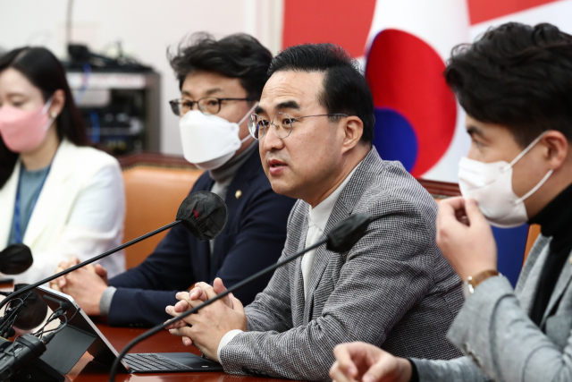 더불어민주당 박홍근 원내대표가 23일 국회에서 열린 기자간담회에서 모두발언을 하고 있다. 민주당은 이번 주 대장동 특검법안을 발의하겠다는 입장이다. 김종호 기자 kimjh@