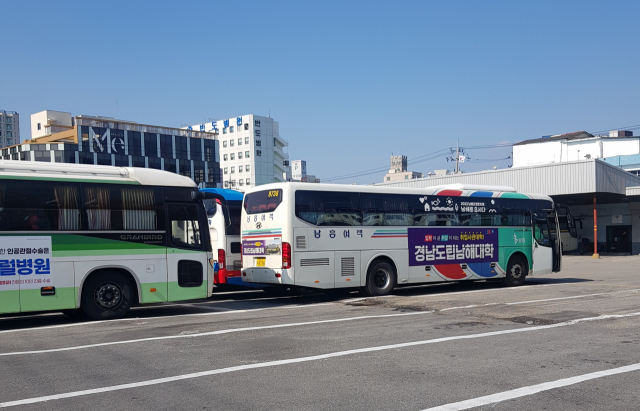 터미널에서 대기 중인 시외버스. 김현우 기자