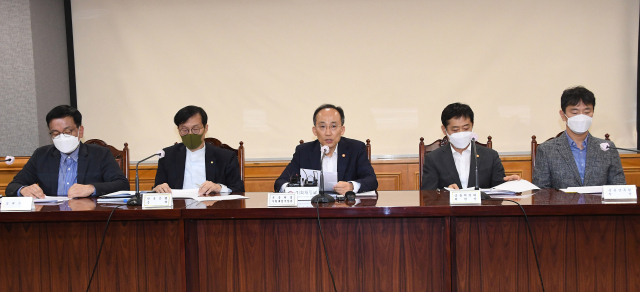 추경호 부총리 겸 기획재정부 장관(중앙)이 23일 오후 서울 중구 은행연합회에서 열린 비상거시경제금융회의를 마친 후 기자들 질문에 답변하고 있다. 기재부 제공