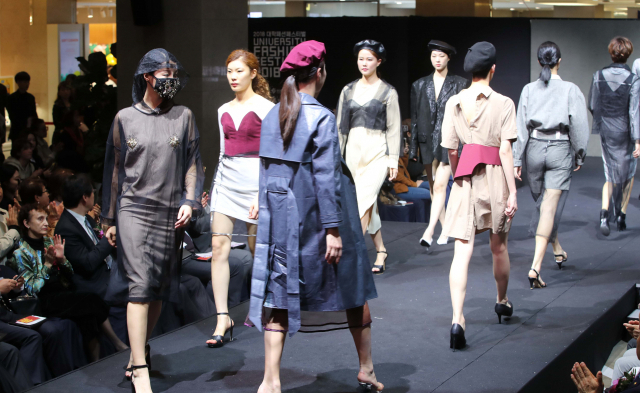 2018년 롯데백화점 부산본점에서 열린 대학패션페스티벌. 부산일보DB