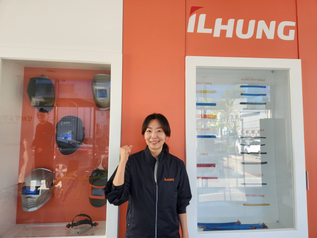 이지현 (주)일흥 대표가 부산 강서구 녹산산업단지 내 본사에서 주력 제품인 용접면과 케이블 앞에서 포즈를 취했다.