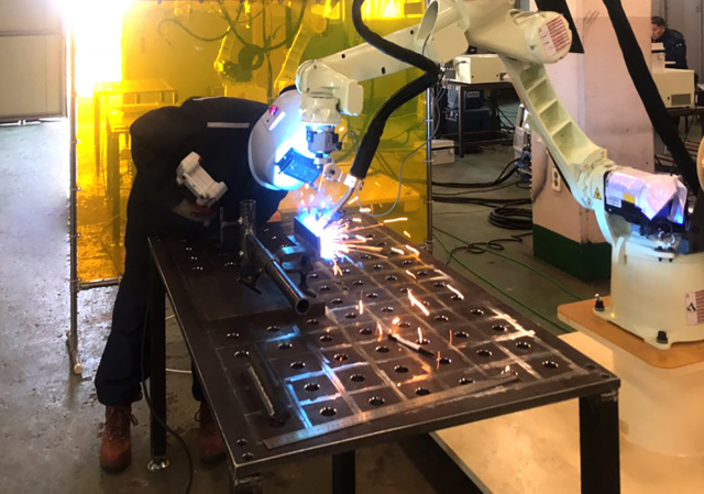 ‘조선업 생산기술 인력양성 과정’에 참여한 교육생들이 용접 실습을 하고 있다. 중소조선연구원 제공