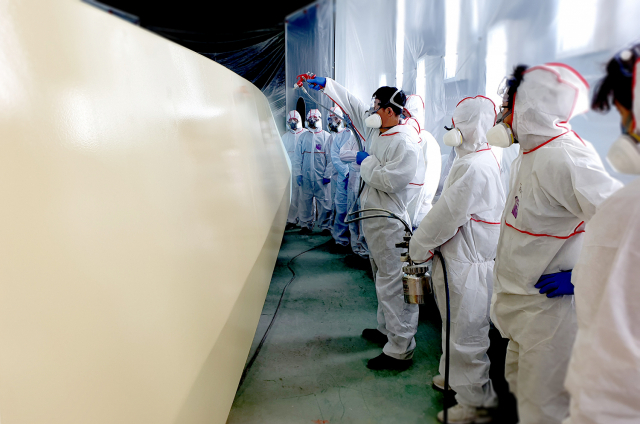 ‘조선업 생산기술 인력양성 과정’에 참여한 교육생들이 도장 실습을 하고 있다. 중소조선연구원 제공