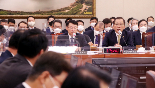 조승환 해양수산부 장관(오른쪽)이 지난 21일 국회 농림축산식품해양수산위원회에서 열린 해양수산부 및 소관기관 종합국감에서 의원질의를 경청하고 있다. 국회사진기자단 제공