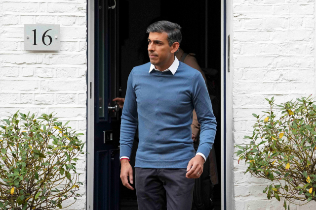 22일 런던 자택에서 나서는 리시 수낵 전 영국 재무장관. 로이터연합뉴스
