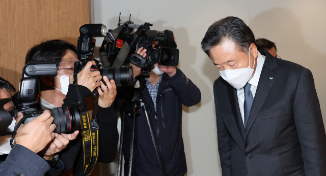 허영인 SPC그룹 회장이 21일 오전 서울 서초구 양재동 SPC 본사에서 평택 SPC 계열사 SPL의 제빵공장 사망 사고 관련 대국민 사과를 마치고 밖으로 나서고 있다. 연합뉴스