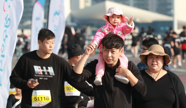 한 참가자가 아이를 목말 태우고도 거뜬히 달리고 있다. 김경현 기자