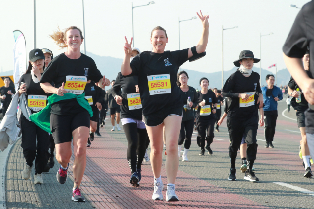두 외국인 참가자가 광안대교 위를 달리며 활짝 웃고 있다. 김경현 기자