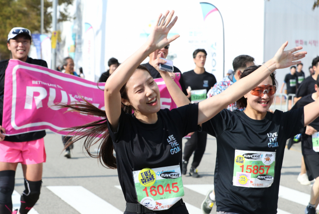 10km 코스 결승선을 통과하는 참가자들이 양팔을 흔들며 기뻐하고 있다. 정대현 기자 jhyun@