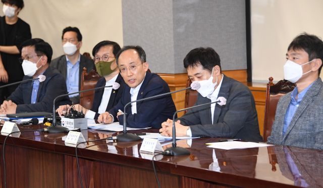 추경호(오른쪽 세 번째) 부총리 겸 기획재정부 장관이 23일 오후 서울 중구 은행연합회에서 열린 비상거시경제금융회의를 마친 후 기자들 질문에 답변하고 있다. 기재부 제공