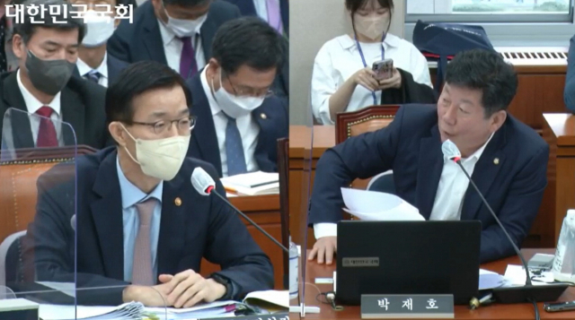 국회 정무위원회 소속 더불어민주당 박재호 의원(부산 남구을)이 지난 21일 열린 정무위 비금융 부문 종합감사에서 방문규 국무조정실장에게 낙동강 수질과 식수 대책 마련을 촉구하고 있다. 동영상 화면 캡처