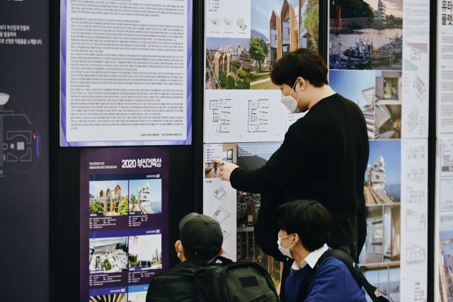 시민들이 2020 부산다운건축상 수상작 관련 전시를 관람하고 있다. 부산건축제 제공