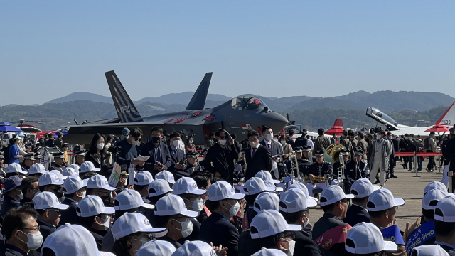 사천에어쇼에서 일반에 처음 공개된 한국형 전투기 KF-21. 김현우 기자