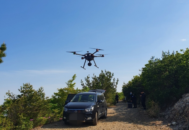 드론으로 수색을 시작하는 경남경찰청 무인항공기운용팀. 경남경찰청 제공