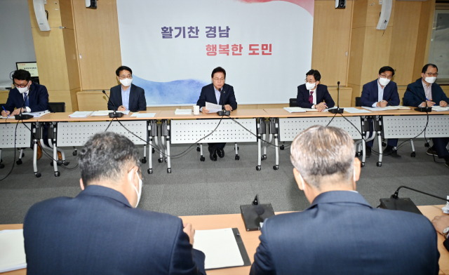 24일 오전 경남도청에서 박완수 경남도지사 주재로 열린 실국본부장회의. 경남도 제공