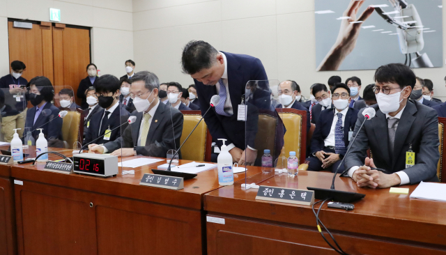 김범수 카카오 창업주가 24일 국정감사에서 카카오 장애에 대한 사과를 하고 있다. 김종호 기자 kimjh@