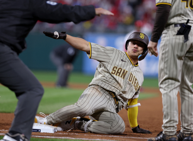 샌디에이고의 김하성이 24일 필라델피아와의 NLCS 5차전 중 1루에서 세이프 되고 있다. USA투데이스포츠연합뉴스
