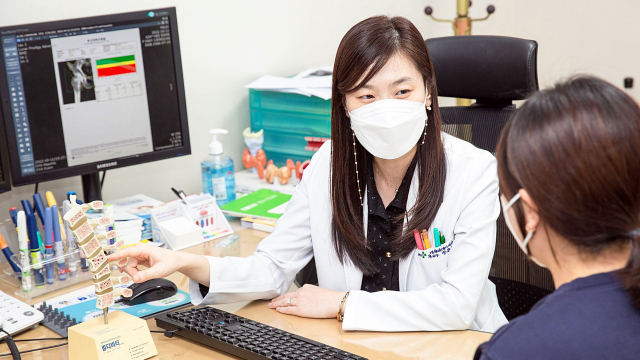 나이가 들수록 골 손실로 인해 골절에 취약해진다. 부산대학교병원 내분비대사내과 전윤경 교수가 골다공증 환자를 진료하고 있다. 부산대병원 제공
