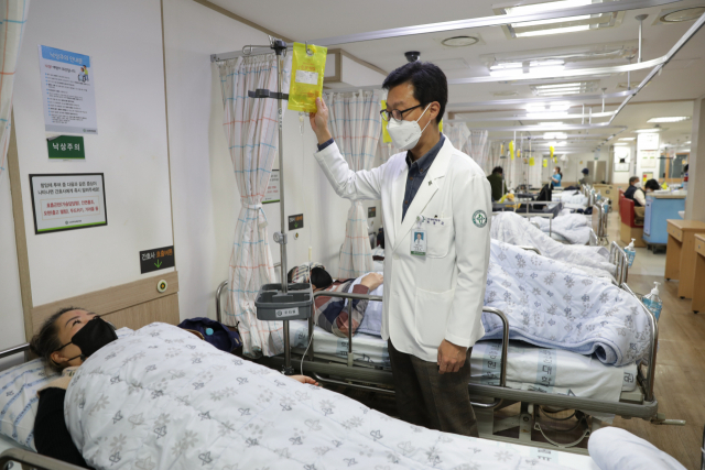 고신대복음병원 가정의학과 최종순 교수가 수액을 넣어주는 주사치료로 환자에게 고용량 비타민요법을 시행하고 있다. 고신대복음병원 제공