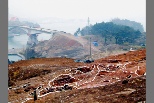 지난 2001년 연륙교 공사 때 늑도 유적을 발굴하는 모습. 부산일보 DB