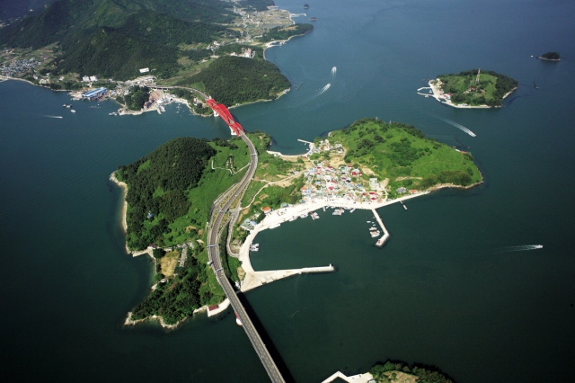 기원전 1세기 고대 동아시아 교역 네트워크의 중심지이자 ‘늑도 교역’의 본거지인 늑도 유적이 있는 경남 사천시 늑도 전경. 문화재청 제공