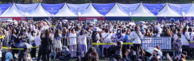 지난 15일 아시아드주경기장으로 몰려든 전세계 BTS 팬들의 모습. 부산일보DB