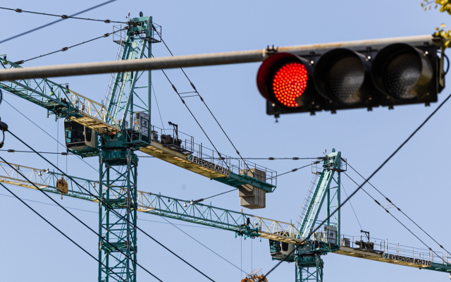 연이은 금리 인상과 부동산 경기 악화로 인한 부동산 프로젝트파이낸싱(PF) 대출 기피와 '레고랜드' 발 채권 시장의 불안으로 투자심리가 얼어붙어 제2금융권과 건설업체들의 회사채 발행을 통한 자금 확보에 비상이 걸렸다. 요동치던 채권시장은 정부의 50조에 달하는 유동성 공급 대책 발표 직후인 24일 다소 진정국면을 보이면서 소강상태에 들어갔지만, 시장 참여자들은 당분간 당국과 경제 동향을 예의주시하면서 방향을 탐색할 것으로 관측된다. 사진은 24일 오후 서울 강동구 둔촌주공아파트 재건축 현장의 모습. 연합뉴스