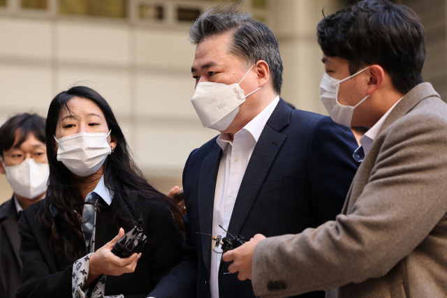 유동규 전 성남도시개발공사 본부장이 24일 서울 서초구 서울중앙지법에서 열린 대장동 개발 사업 로비·특혜 의혹 관련 공판에 출석하고 있다. 연합뉴스