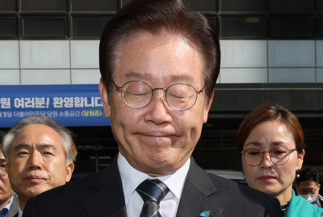 더불어민주당 이재명 대표가 민주연구원에 대한 검찰 압수 수색이 진행 중인 24일 오전 서울 여의도 더불어민주당 중앙당사 앞에서 취재진에게 입장을 밝힌 뒤 굳은 표정을 짓고 있다. 연합뉴스