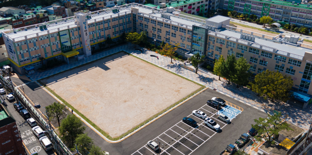 26일 개관식을 갖고 정식 운영을 시작하는 부산 해운대구 ‘반송마루’(옛 반송중학교) 전경. 부산시교육청 제공