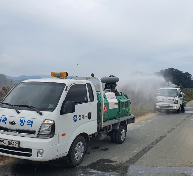김해시가 AI 농가 유입을 차단 위해 방역을 강화하고 있다.