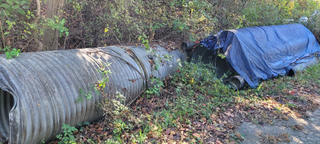 대형 철 구조물도 오랜 기간 방치돼 있다. 김현우 기자