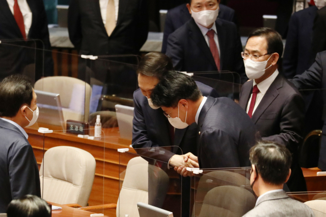 윤석열 대통령이 25일 국회 본회의장에서 2023년도 예산안 및 기금운용계획안에 대한 시정연설을 마친 뒤 국민의힘 장제원 의원과 인사하고 있다. 김종호 기자 kimjh@