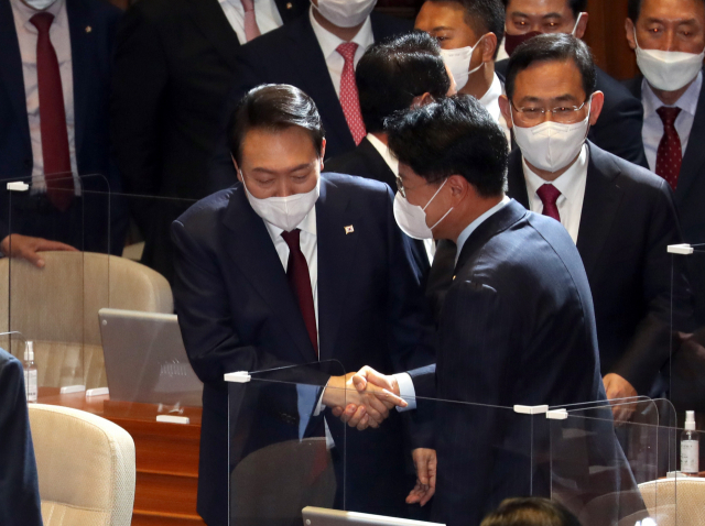 윤석열 대통령이 25일 국회 본회의장에서 2023년도 예산안 및 기금운용계획안에 대한 시정연설을 마친 뒤 국민의힘 장제원 의원과 인사하고 있다. 김종호 기자 kimjh@