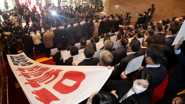 더불어민주당 소속 의원들이 25일 국회에서 2023년 예산안 및 기금운용계획 시정연설에 나서는 윤석열 대통령에게 사과를 촉구하며 '침묵 항의'하고 있다. 김종호 기자 kimjh@