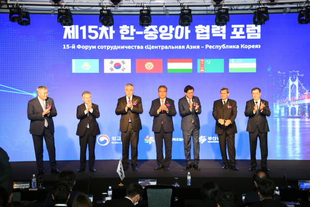 박형준 부산시장이 25일 부산 해운대구 파라다이스호텔에서 열린 ‘2022 제15차 한-중앙아 협력 포럼’에 참석해 중앙아시아 국가 대표들에게 2030세계박람회 부산 유치 지지를 요청했다. 부산시 제공