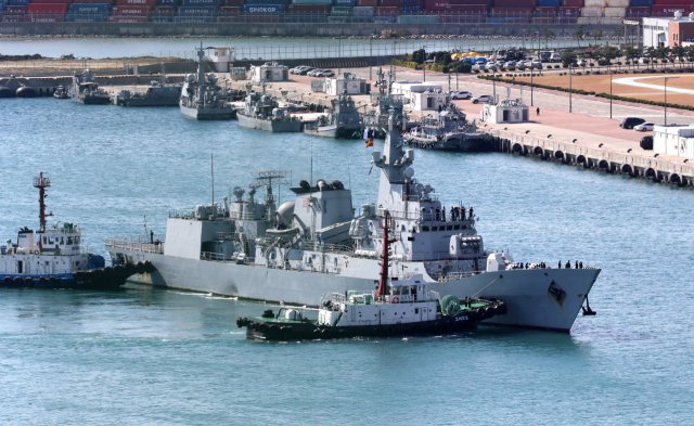 25일 오후 파키스탄 해군의 호위함 '샴시르함'(Shamsheer·F-252·2600t급)이 부산 남구 해군작전사령부 부산작전기지에 입항하고 있다. 파키스탄 해군 함정이 방한하는 것은 1983년 한국과 파키스탄 수교 이후 처음이다. 이재찬 기자 chan@