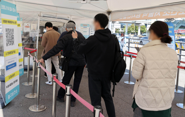 25일 오후 서울역 코로나19 임시선별검사소에서 시민들이 검사를 받기 위해 줄을 서 있다. 중앙방역대책본부는 이날 0시 기준 코로나19 확진자가 4만 3759명 늘어 누적 2535만 5350명이 됐다고 밝혔다. 연합뉴스
