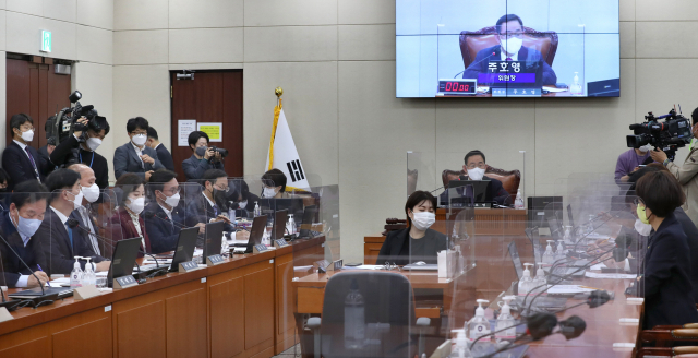 국회 연금개혁특별위원회가 25일 첫 전체회의를 열고 연금개혁 논의를 본격적으로 시작한 가운데 위원장으로 선출된 국민의힘 주호영 의원이 회의를 주재하고 있다. 오늘 첫 회의는 지난 7월 여야가 21대 국회 후반기 원 구성 협상을 타결하면서 특위 구성에 합의한 지 약 3개월 만이다. 연합뉴스